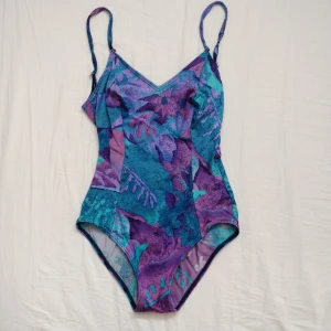  - Baddräkt köpt på secondhand. Använd en gång. Köparen står för frakt!