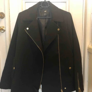  - Jacka H&M stl 38, använd max 4 gånger. Köparen står för frakten. 