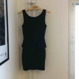  - Klänning med volang i midjan och djup rygg. Svårt att fånga detaljerna på bild pga dåligt ljus, men vid intresse kan jag skicka hur den ser ut på. Från Zara. Köparen står för frakt 👗