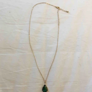  - Guldfärgad kedja med grön ”sten”. Aldrig använd. Kan mötas upp i Stockholm och frakta, köparen står för frakten. Skriv vid intresse så kan jag skicka fler bilder <3