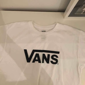  - En Vans t-shirt aldrig använd! Den är i storlek XL men inte så jätte stor direkt! Säljer den för det inte riktigt är min stil men den är så fin! Säljer den för 100kr och frakt ingår inte i priset🥰