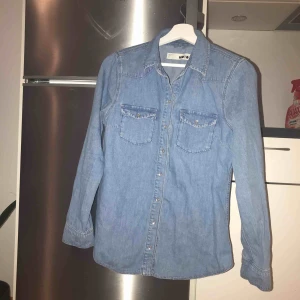  - Snygg och fräsch jeansskjorta från topshop, knappt använd . DU STÅR FÖR FRAKTEN 