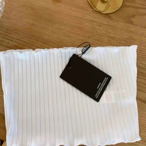  - Vit rippad bandou top från prettylittelthing helt oanvänd.