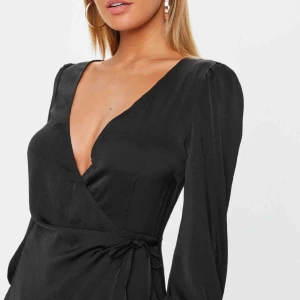  - Omlottklänning, satin från missguided. Köpt för 450kr. Perfekt i längden för mig som är 166 men den är för liten för mig över bysten därav anledningen att jag säljer den. Annars underbar klänning! Endast provad. Prislapp och paketeringen kvar. 