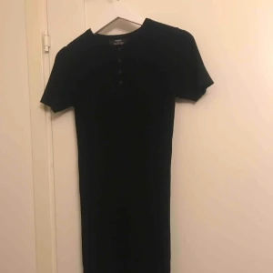  - Svart klänning som säljs pga fel storlek, aldrig använd. Mycket skön och stretchiga. Går ner till knäna typ.