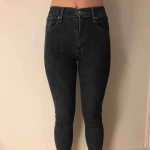  - Tighta blåa levi's jeans i bra skick! Köparen står för frakt men möts upp i Stockholm!