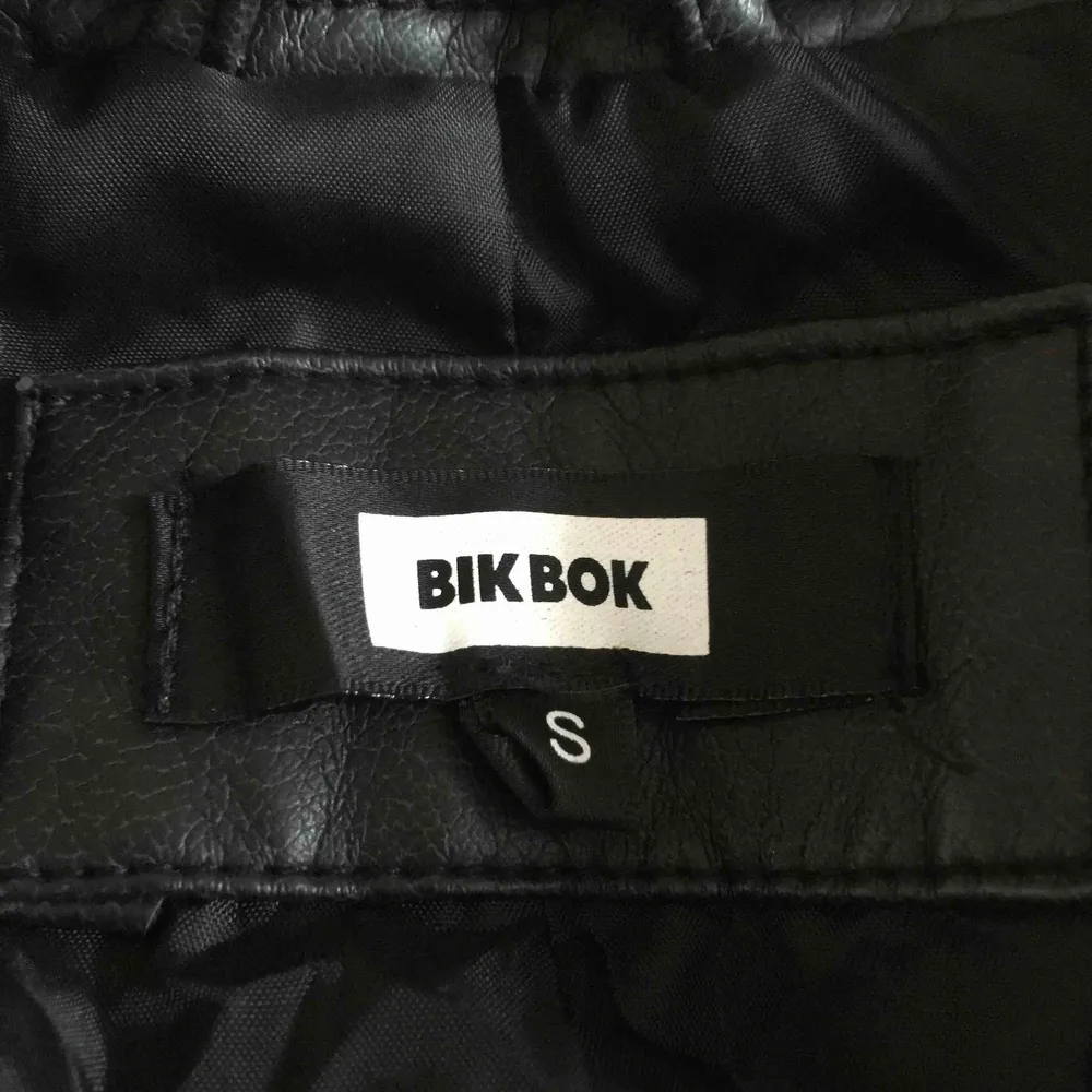 Skitfin skinnjacka ifrån BikBok i storlek s men passar även XS. Har aldrig använt den och ser helt ny ut. Dessutom  har den stora fickor😏 fraktkostnad står köparen men vid snabb affär kan vi dela på frakten. Jackor.