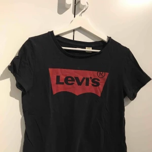  - Säljer tröjan för den inte kommer till användning. Lite skrynklig på bilden men de försvinner om man tvättar eller bara låter den hänga framme lite