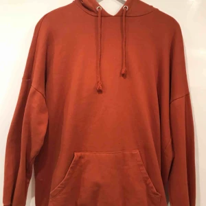  - Orange hoodie från monki i bra skick. Köparen står för frakten men möts upp i Stockholm!