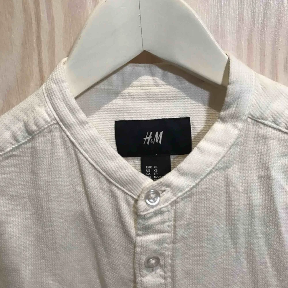 Vit skjorta från H&M (köpt på herravdelning) 😊 Kan mötas upp i Stockholm eller skicka mot fraktkostnad 😁 . Skjortor.