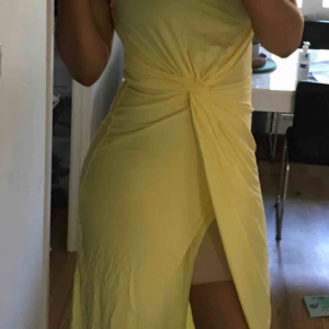  - Omlott klänning i stretchmaterial. Aldrig använd! 