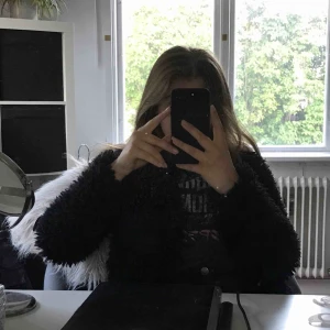  - Lurvig svart jacka/kofta från Gina tricot. Såklart inte äkta djurpäls. Fint skick! Håller värmen väldigt bra så går att användas ute korta stunder när det till och med bara är några grader. Köparen står för frakt. :)