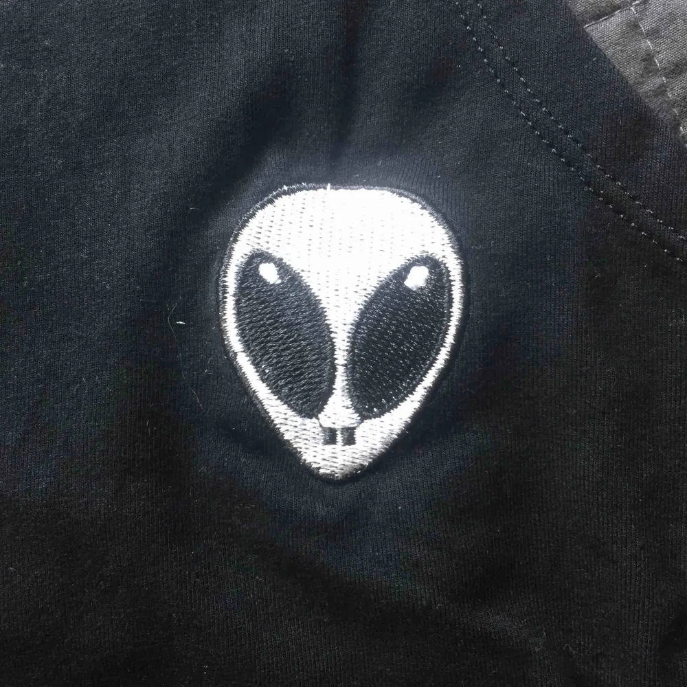 Alien crop top från kokopie. Det står att det är en s men skulle säga att den är mer som en XS. Blev lite trångt över brösten 🤭 . Toppar.