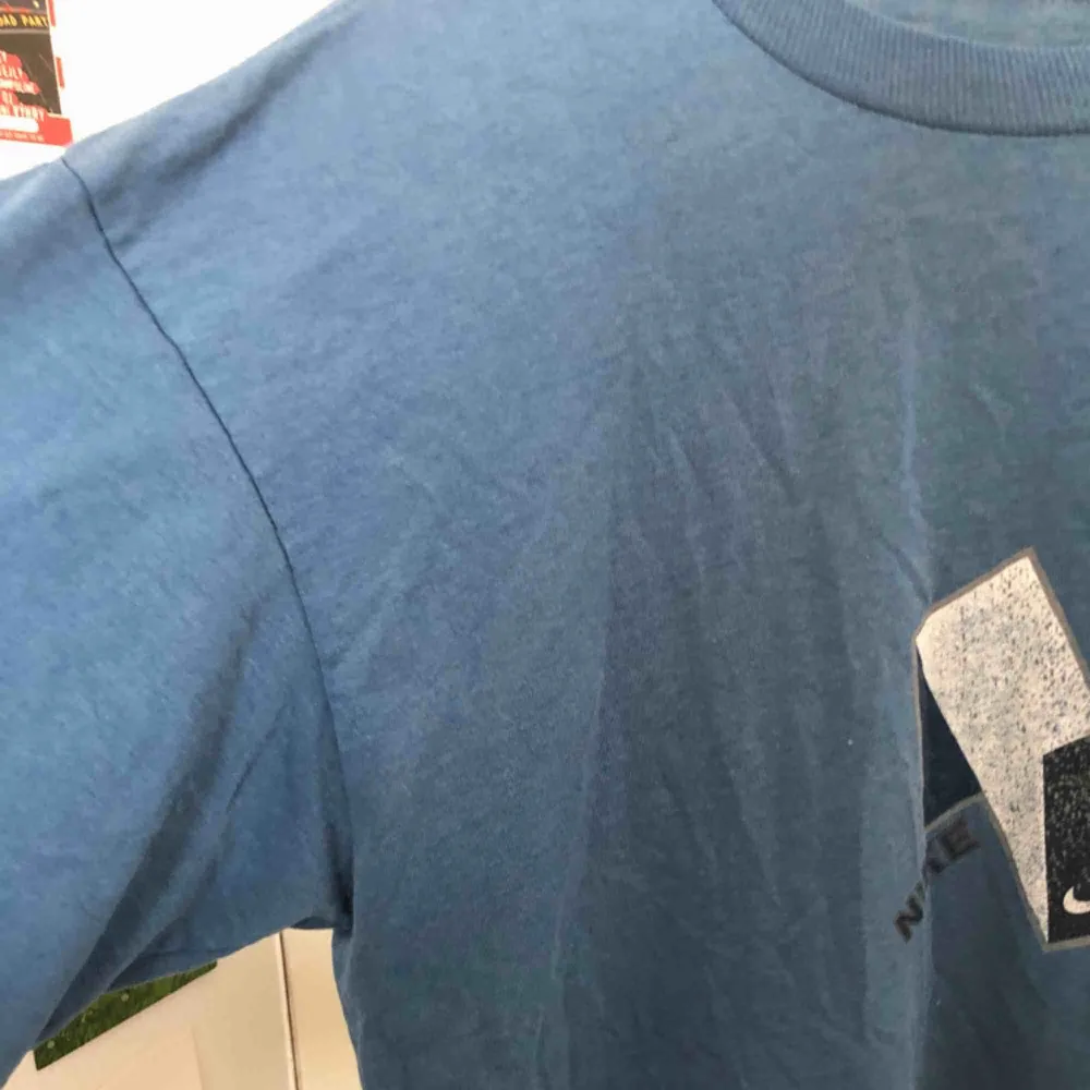 Vintage tröja från Nike, inköpt på second hand från Beyond Retro! Står ingen storlek men är i ca S-XL beroende på passform ❤️💙 va lite svårt att få med den rätta färgen på bild men den är typ smutsblå! . T-shirts.