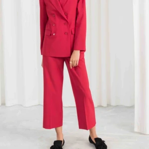  - Röda kostymbyxor från & Other stories, så fina men passar tyvärr inte mig. Lite kortare i modellen så perfekt för sommaren. Använda en gång, nypris 900 kr. Har egna bilder hur de sitter på som jag kan skicka vid intresse❤️