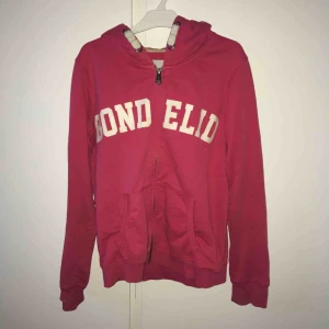  - Hoodie med dragkedja från Bondelid. Köpt på Lager157. Har några små fläckar men de syns knappt. Skickar gärna men då tillkommer fraktkostnad.