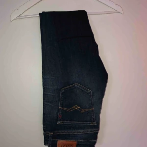  - Nästintill oanvända Replay jeans i modellen Luz. Nypris 999kr