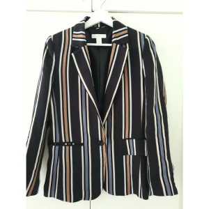  - Very few times used H&M Blazer. Size S.