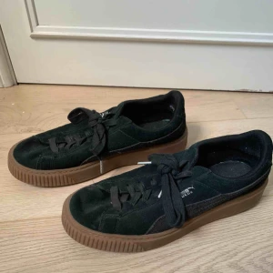  - Säljer mina Puma Suede då dom är förstora. Superfräscha då jag använt dom max 4/5 gånger!!! Pris kan diskuteras :) fraktar även men du står för frakten 