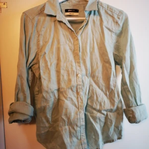  - Mintgrön skjorta från gina tricot i 100 % linne kvalité.  