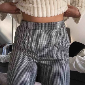  - Säljer att par rutiga byxor i storlek 36 pågrund av att jag aldrig använder dom, jätte sköna. Köptes för 249kr på Gina Tricot. Nu 120 eller högst bud och köparen står för frakten.