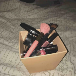  - Testat/använt skick,Sleek highligt palett,Hm glittriga ögonskuggspalett,Hm eyebrowkit+1 eyebrowkit till,Makeupstore shadow,lrouge,bronzer,concealer palett,Läpp penna,2läppstift,glans 2 st franslim,2 mascaror,3 sminkborstar! Köpt för ca 1500kr!