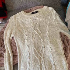  - Kabelstickad tröja från MORRIS LADY. Passar S, tar emot swish