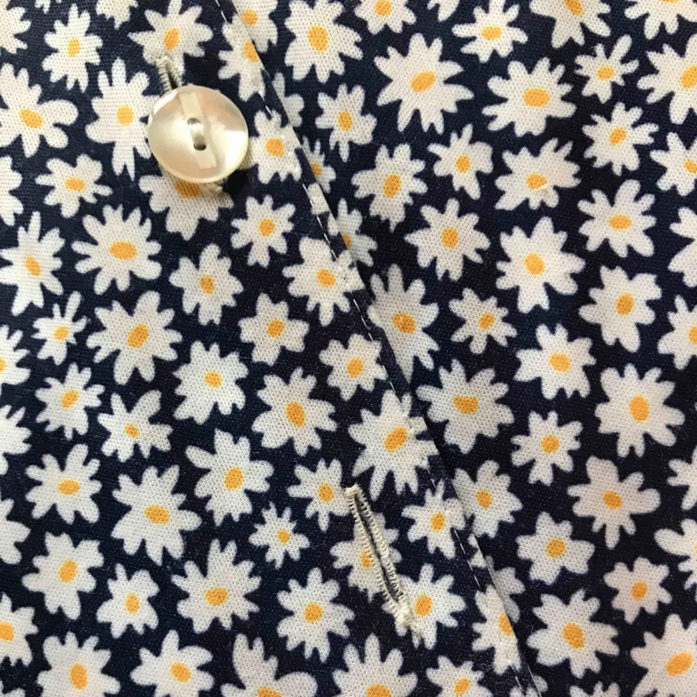 💌Frakt ingår! 💌 Unik mörkblå skjorta med blommönster i vit och gul • ingen lapp men troligtvis storlek L • i väldigt fint skick • knappen längst ned saknas, se bild. Skjortor.