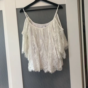  - Jättesöt spetsblus från Nelly. Den är i perfekt skick och sjukt skön att ha på sig. Passar jättebra till ett par ljusa tighta jeans.