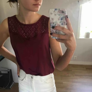  - vinrött linne från hm! aldrig använd endast swish & fraktkostnad tillkommer!