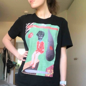  - en snygg men välanvänd t-shirt köpt på nk förra året. trycket på bröstet är slitet, men den är fortfarande jättesnygg!! priset kan diskuteras 🖤