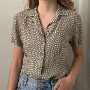  - Söt vintageblus i grön-vitt, rutigt mönster! Står ingen storlek men skulle tippa på S eller M. Frakten är inkluderad i priset!