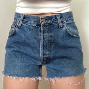 - Avklippta jeansshorts av vintagejeans! Jättebra kvalitet av kraftigt jeansmaterial. Finns ingen storlek på men har mätt och kommit fram till att det är 31/32 i vanlig jeansstorlek!