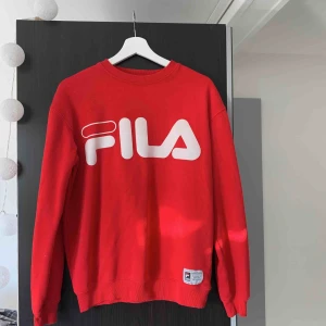  - Röd Fila tröja, bra skick endast en liten svart färgprick som man inte tänker på. Möts i Stockholm eller betalar köparen frakt. 