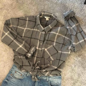  - Skön flanell skjorta. Storlek S men rätt stor i storleken så passar M. Knappar hela vägen upp samt i ärmarna. Bra skick, knappt använd. Priset inkluderar frakt. Kan hämtas i Strängnäs.