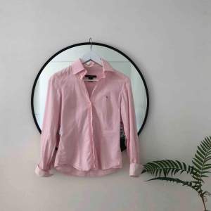 Ljusrosa Gant-skjorta med fina detaljer 🌞