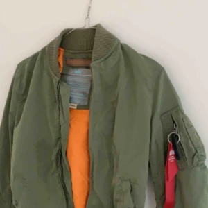  - HÄMTAS TROLLHÄTTAN (fraktas ej) Jacka från Alpha Industries. Använd en gång, därav i fint skick. Storlek XS men passar en liten S också.  Nypris 1600:- säljes för 700:-
