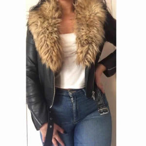  - Pälsimitation som man kan fästa till olika jackor/ plagg.  Väl skick!  Produkt pris ink frakt💜