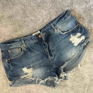  - Snygga shorts med slitningar. Fickor både fram och bak. Aldrig använda. Kan hämtas i Strängnäs annars tillkommer frakt.