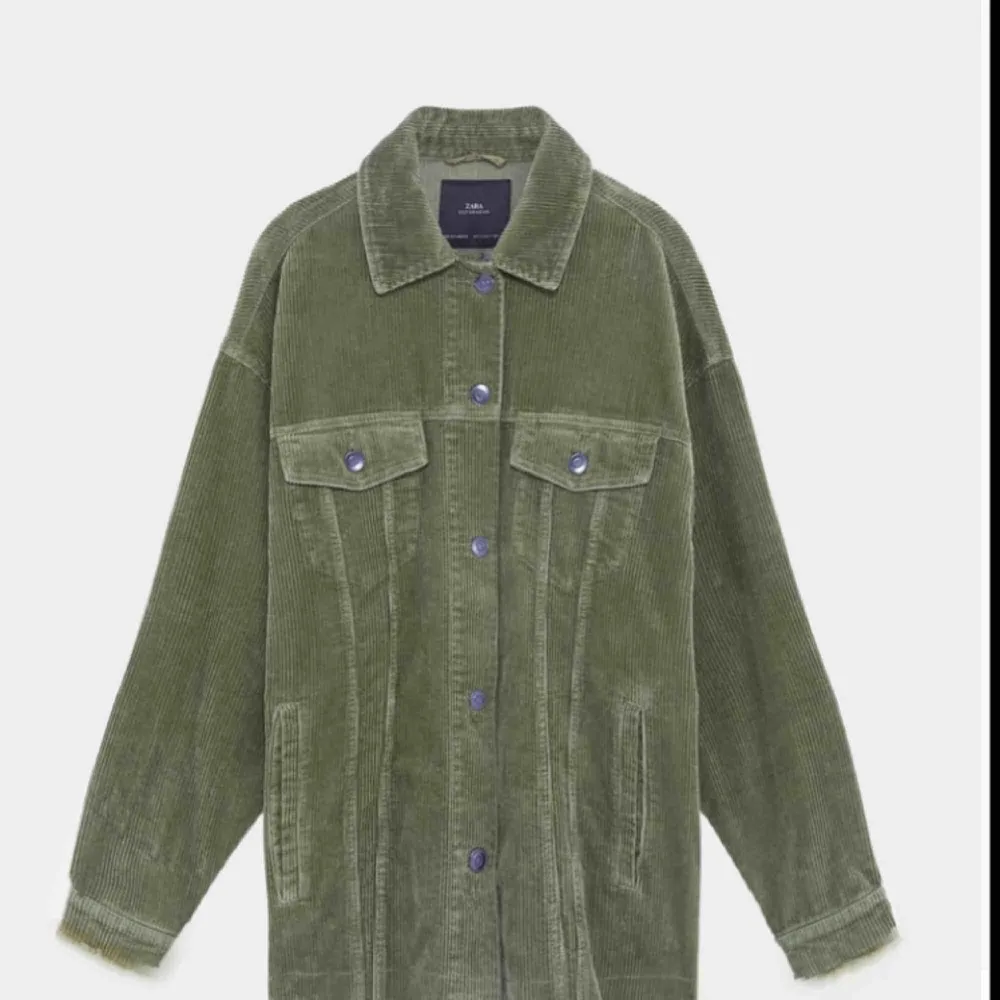 Säljer den här gröna manchesterjackan som är ifrån zara. Köpte den här på plick men den passade inte. Jackan är oversized och den är i strl XS. Köpare står för frakt. . Jackor.