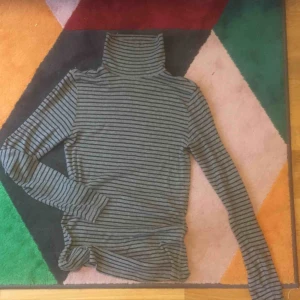  - Enkel, mjuk och stilren polo. 🌟 grå med svarta runna ränder🥂