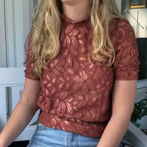  - Snygg tröja från hm. Jättefin färg! Den har ett innertyg så är väldigt skön. Köparen står för frakten