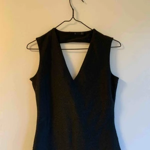  - Svart glittrig topp med öppen rygg🥰