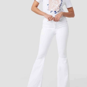  - Dr denim vita bootcut jeans, är för stora för mig. 