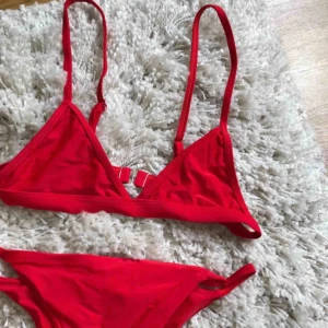  - Jättefin röd bikini som tyvärr inte passar mig. Storlek M men passar snarare en S eller XS. Liten frakt tillkommer💕