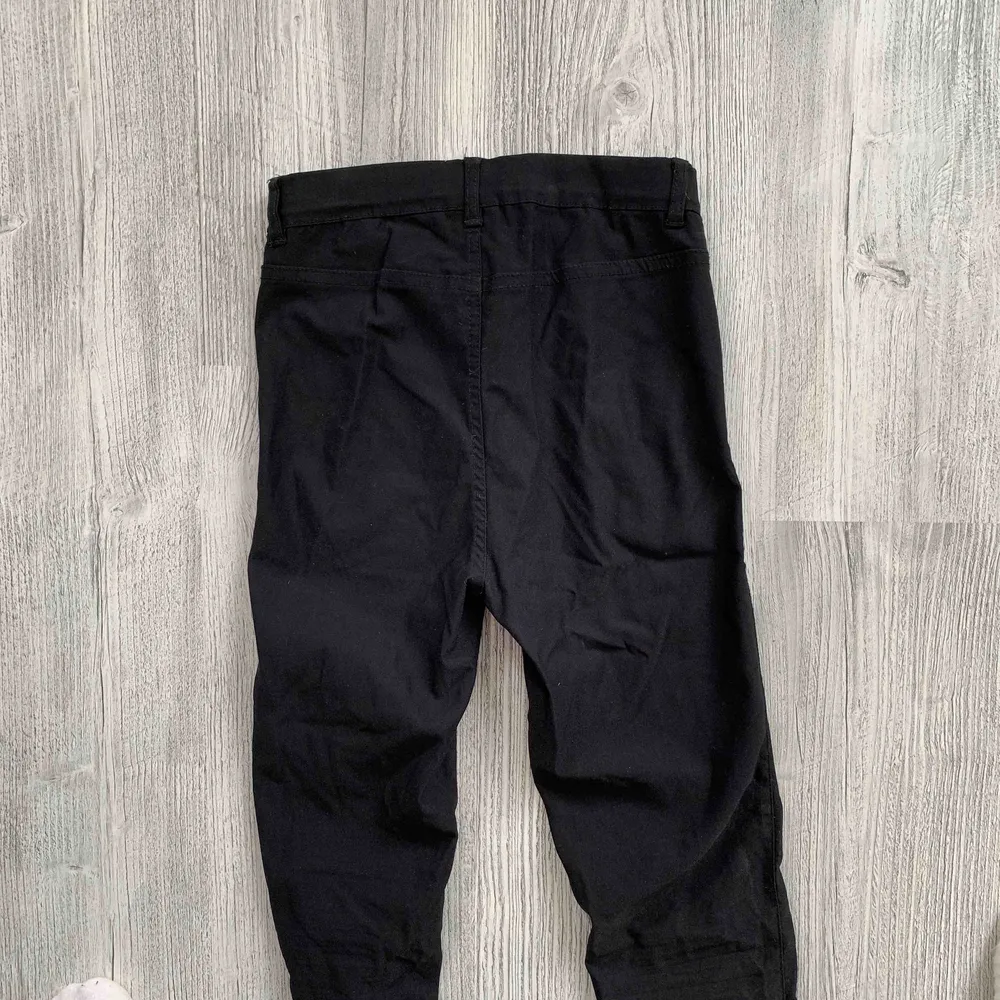 Ett par helt vanliga svarta jeans, aldrig använt i storlek 34/XS , ett lite mer glansigt/ lent material . Jeans & Byxor.