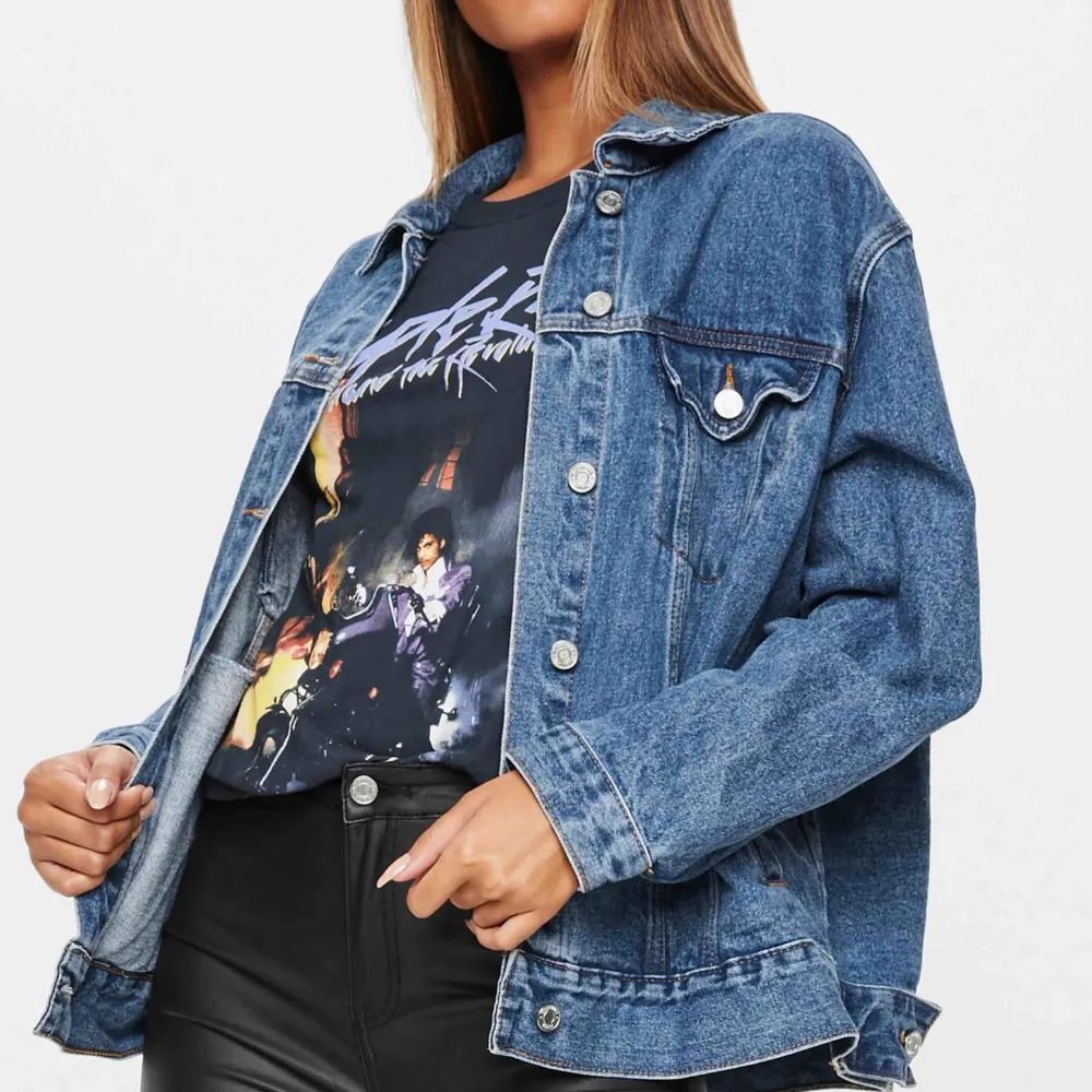 Oversized jeansjacka i mörkblå från Missguided. Endast använd ett par gånger, så i jättefint skick. Säljer pga har så många jackor. Köpren står för frakten 💙. Jackor.