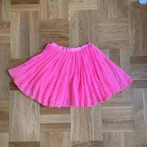 👗Neonrosa kjol!👗30kr. H&M.  Storlek: 152-38-M. Finns att hämta i Lund eller Malmö i Skåne, annars ingår frakt💖