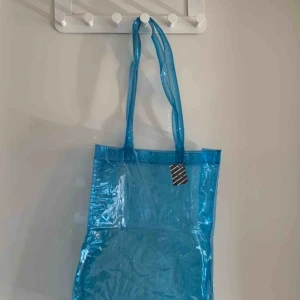  - En blå genomskinlig väska som är köpt på humana.                  Storlek: 37 cm hög och 30 cm bred. Säljer för 80kr ink frakt❤️