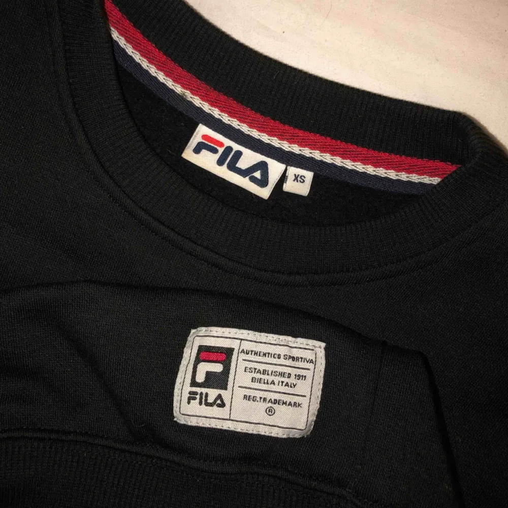 ÄKTA (har lappen kvar). Classic Fila Crewneck. Knappt använd. Nypris: 599 exkl frakt. FRI FRAKT . Hoodies.